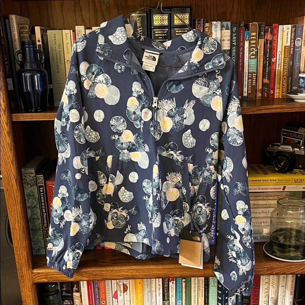 The North Face windbreaker jacket NWT